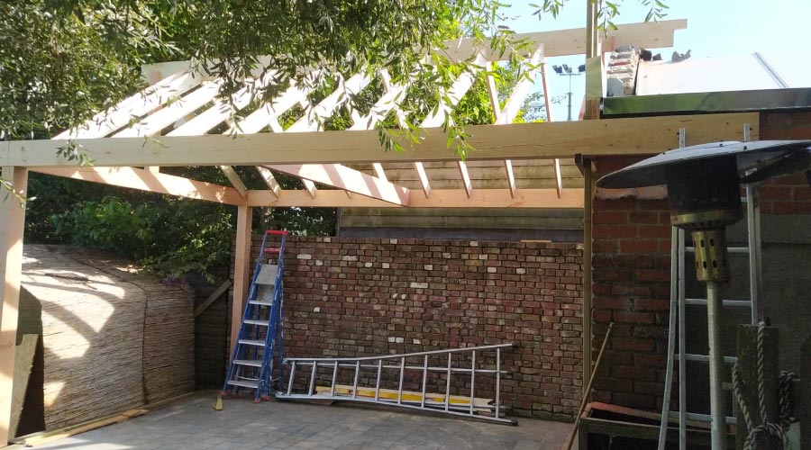 Construction d'un carport sur mesure en bois douglas