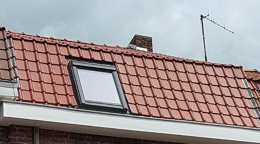 Vu d'une toiture en tuile rouge rénové sur Nieppe