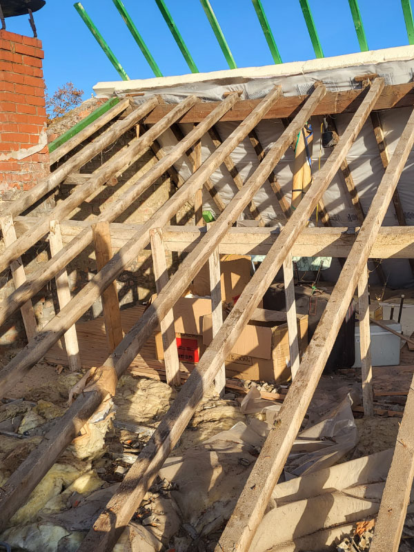 Toiture au ploegsteert en cours de rénovation