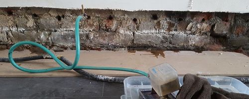 Traitement de l'humidite par infiltration dans la brique