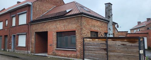 Rénovation d'une toiture en tuiles rouges dans la ville de Comines