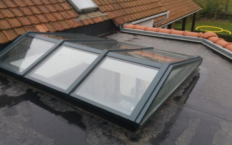 Vue d'un toit en EPDM avec surface vitrée